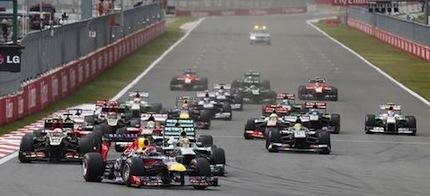 En grupp racebilar på en racerbana. (AI text)