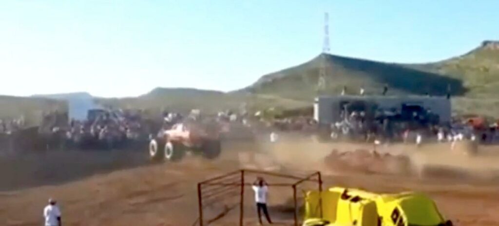 En person kör en lastbil på en grusväg. (AI text)