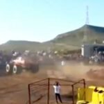 En person kör en lastbil på en grusväg. (AI text)