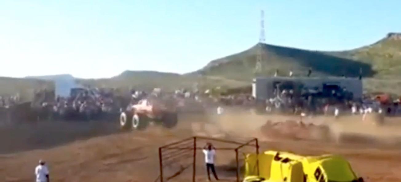 En person kör en lastbil på en grusväg. (AI text)