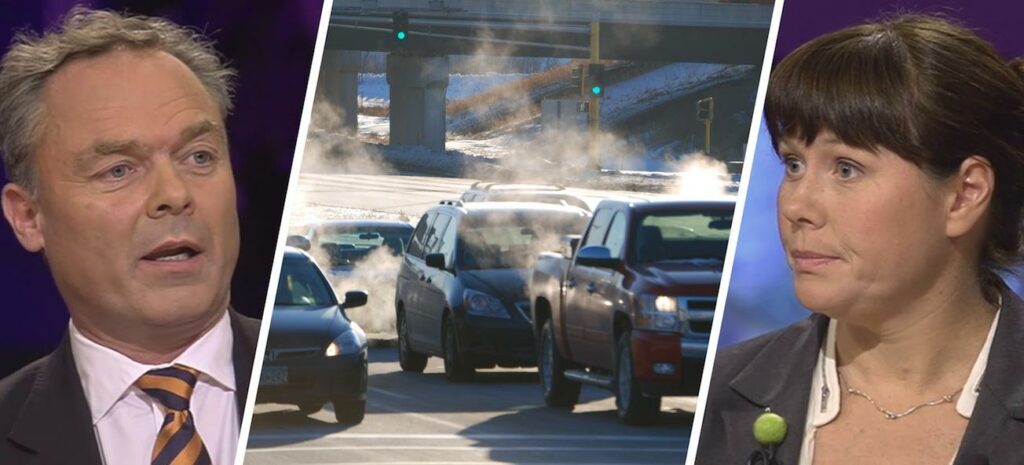 En man och en kvinna diskuterar ekonomin. (AI text)