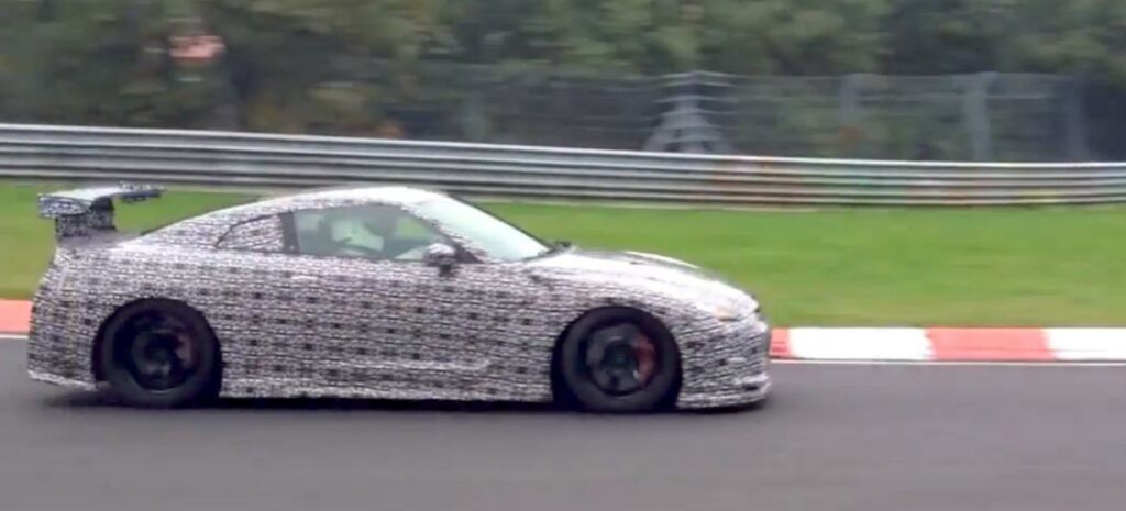 En Nissan GT-R spåras på en racerbana. (AI text)