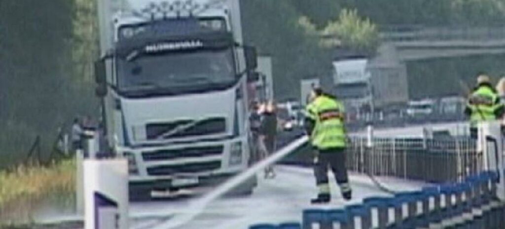 En lastbil dras bort från en bro. (AI text)