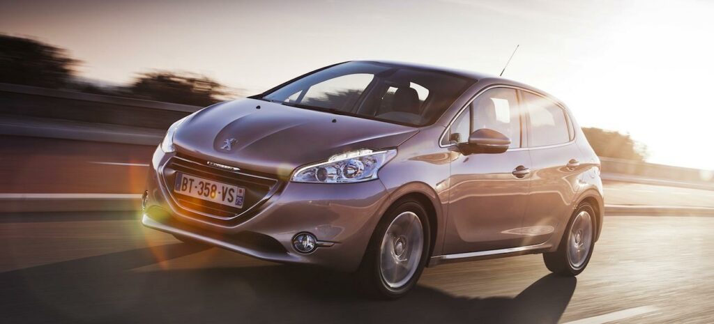 En bil kör nerför en väg. (AI text)