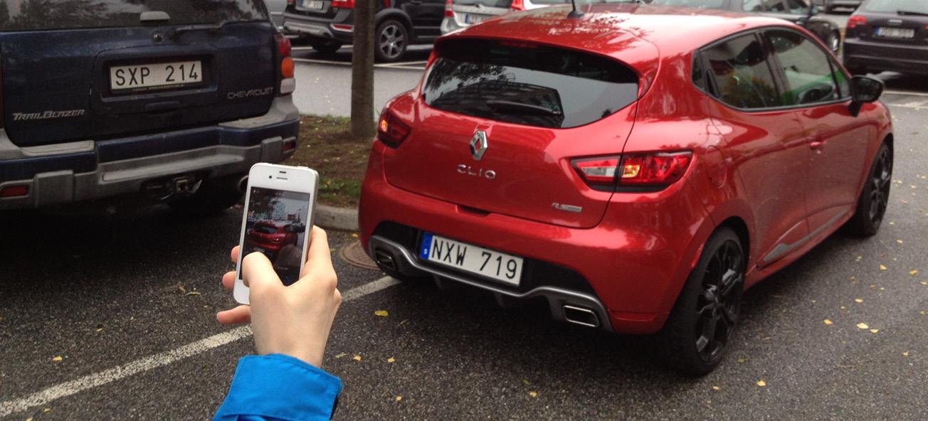 En person tar en bild av en bil. (AI text)