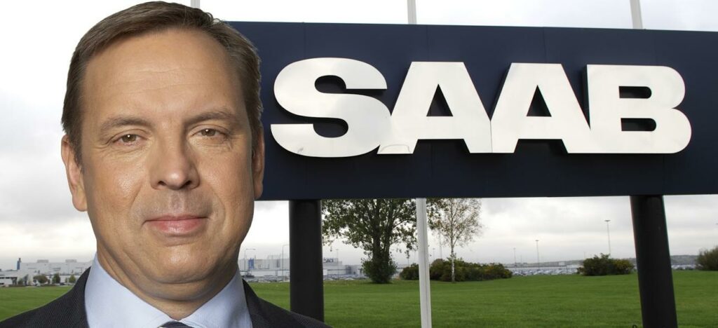 Saab-logotypen syns på fasaden på ett byggnad. (AI text)