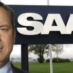 Saab-logotypen syns på fasaden på ett byggnad. (AI text)
