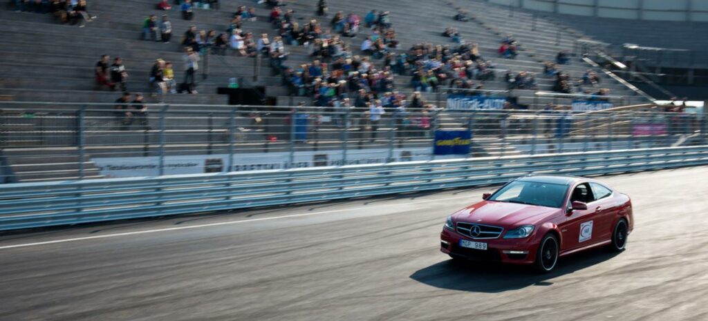 En Mercedes-Benz C-klass kör på en racerbana. (AI text)