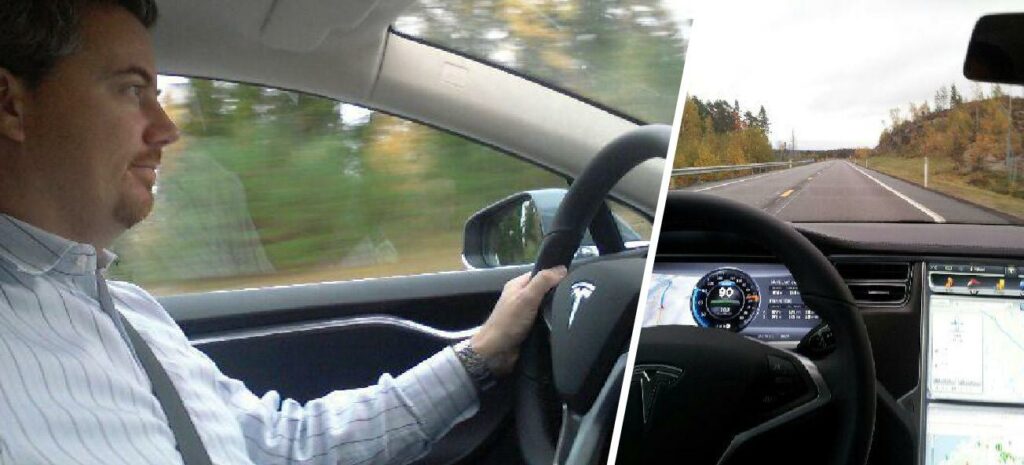 En man kör en Tesla Model S på en motorväg. (AI text)