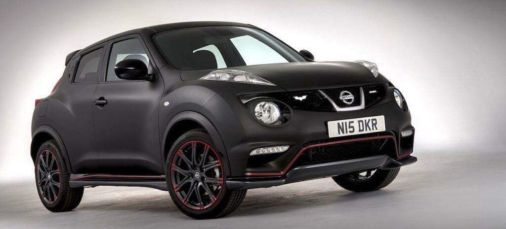 En svart Nissan Juke i ett studio. (AI text)