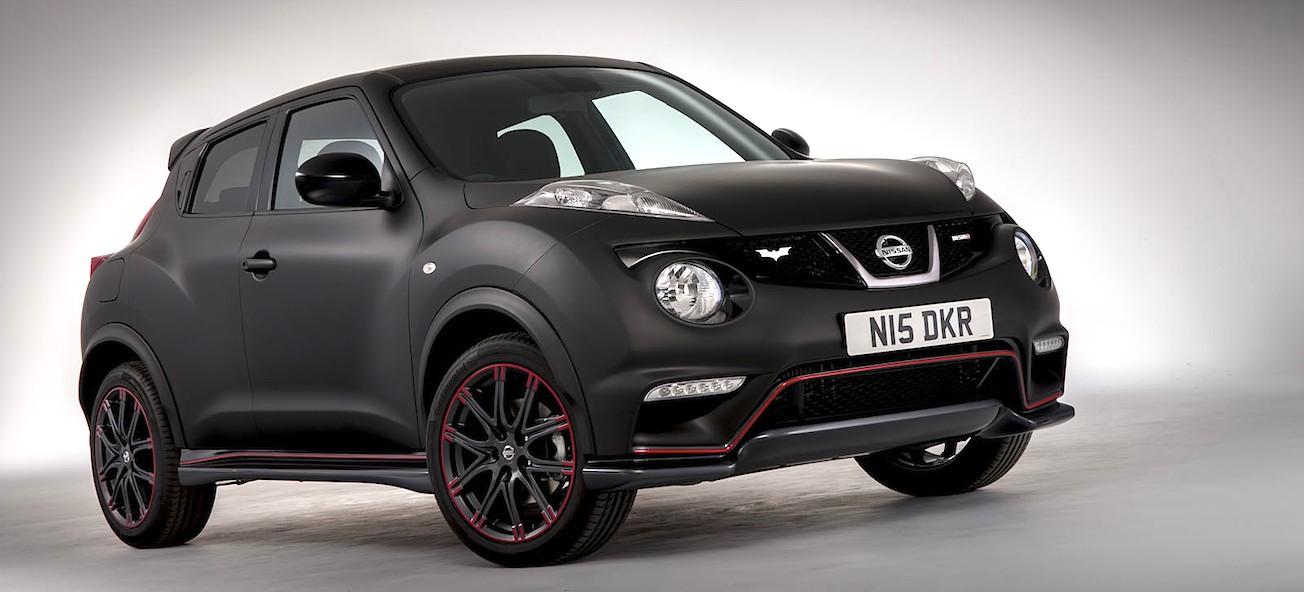 En svart Nissan Juke i ett studio. (AI text)