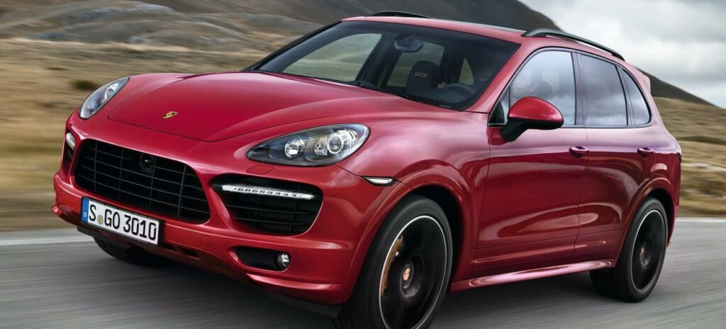 Den nya Porsche Cayennen körs nerför en bergsväg. (AI text)