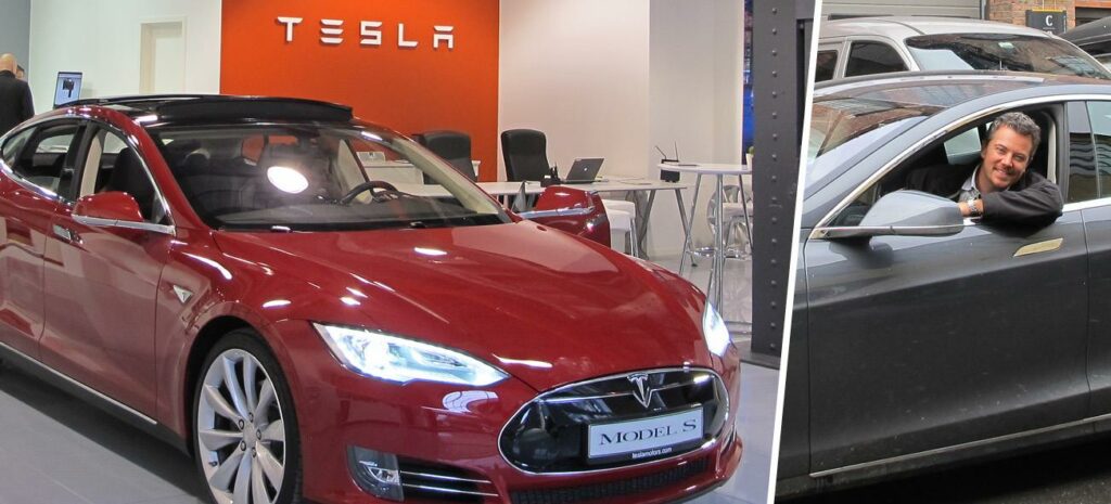 En Tesla Model S och en Tesla Model S parkerade i en parkeringsplats. (AI text)