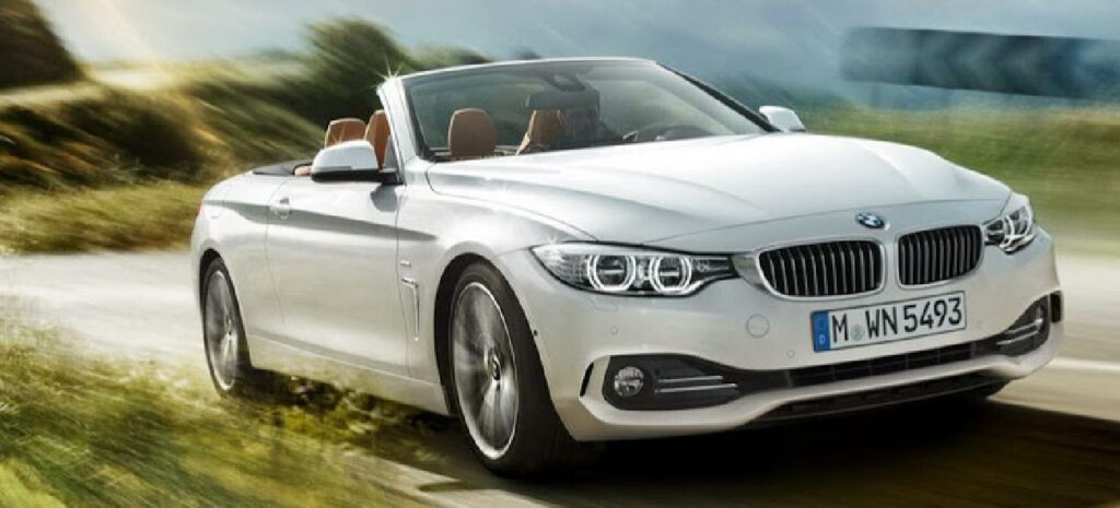 BMW 4-serie cabriolet kör på en landsväg. (AI text)