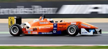 En racebil kör på en bana. (AI text)