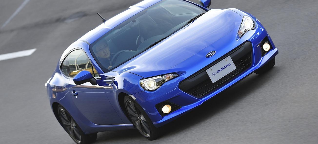 En blå sportbil kör längs en racebana. (AI text)