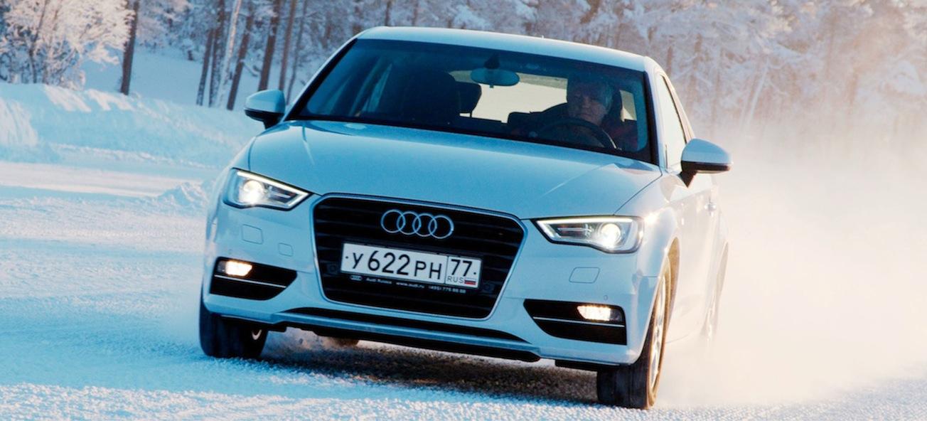 En Audi A3 kör på en snöig väg. (AI text)