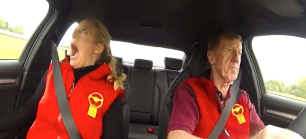 En man och en kvinna i en bil. (AI text)