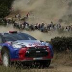 En rallybil körer nerför en grusväg. (AI text)