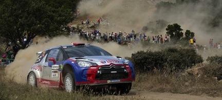 En rallybil körer nerför en grusväg. (AI text)