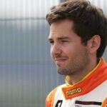 En racerförare i racingskjorta (AI text)