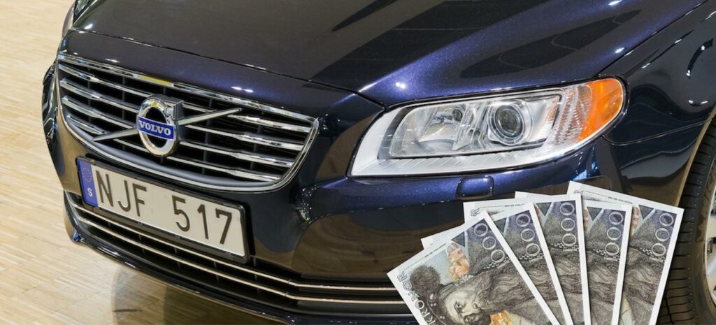 En Volvo S60 parkerad bredvid en stapel pengar. (AI text)