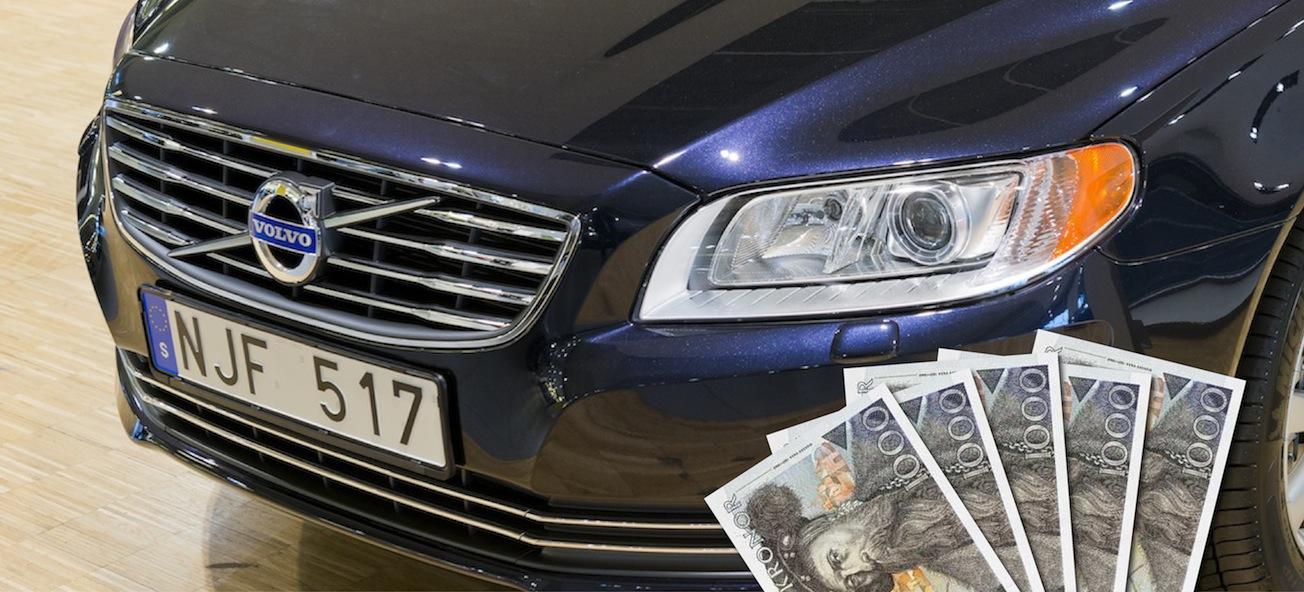 En Volvo S60 parkerad bredvid en stapel pengar. (AI text)