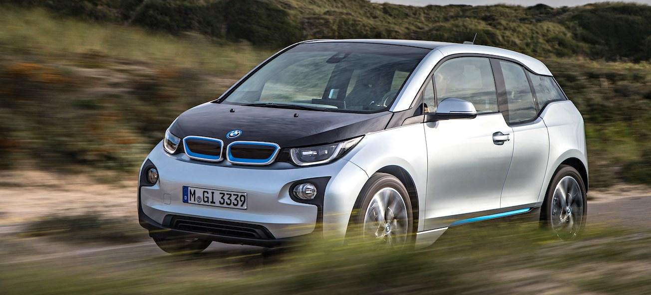 En BMW i3 kör på en landsväg. (AI text)