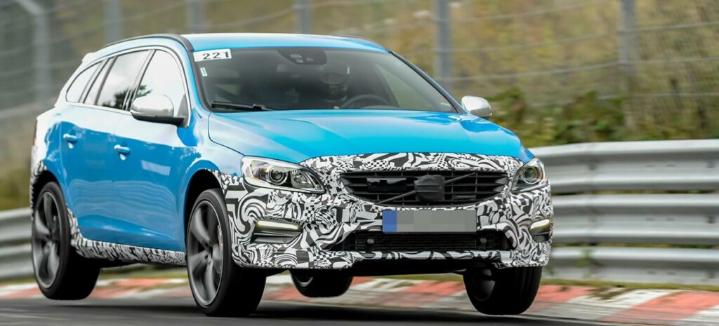 Volvo XC60-suv:drivs på en banbana (AI text)