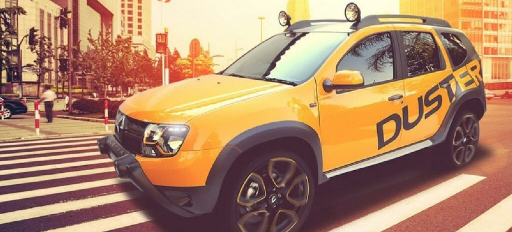 En gul SUV kör nerför en stadsgata. (AI text)