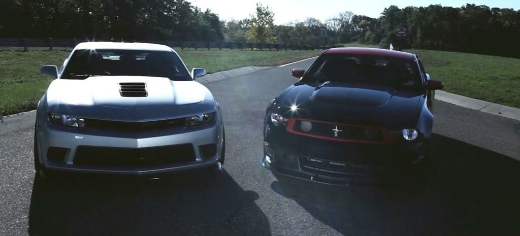 Två bilar parkerade på en gata. (AI text)