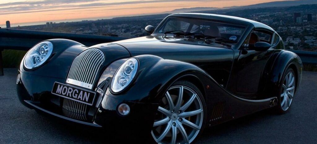 En klassisk bil parkerad på en backe (AI text)