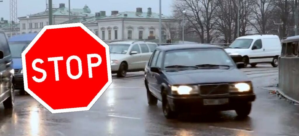 En stoppskylt i regnstorm. (AI text)