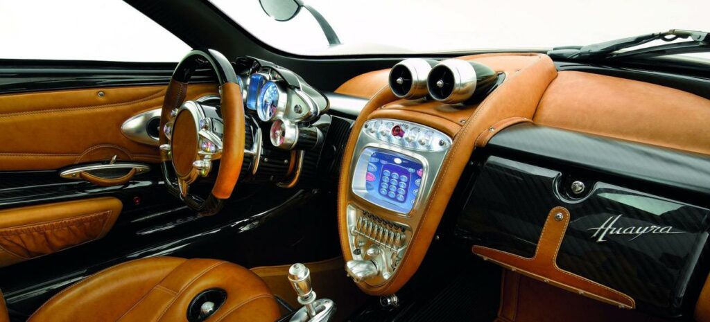 En bil med läderinredning och ratt (AI text)