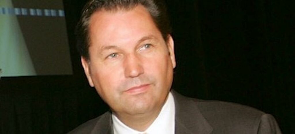 En man i kostym och slips (AI text)