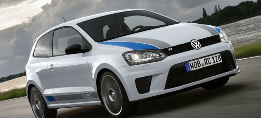 En vit Volkswagen Polo kör på en väg. (AI text)