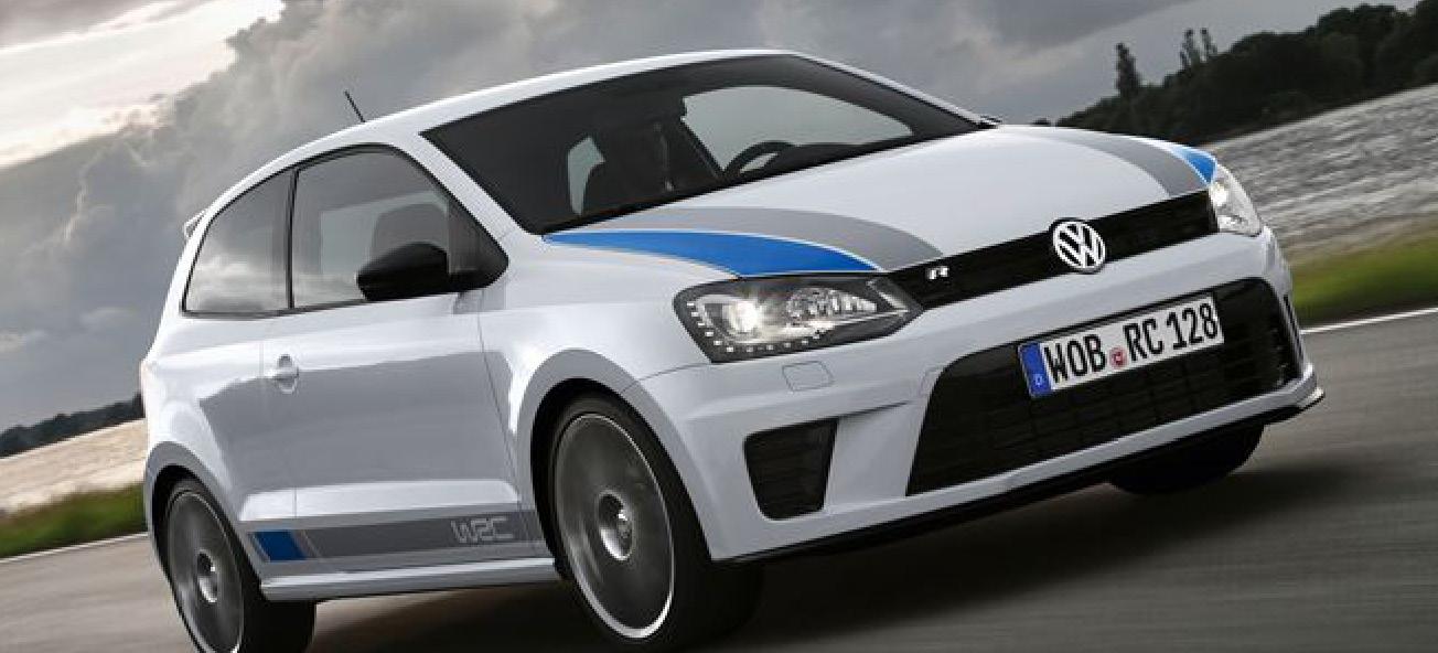 En vit Volkswagen Polo kör på en väg. (AI text)