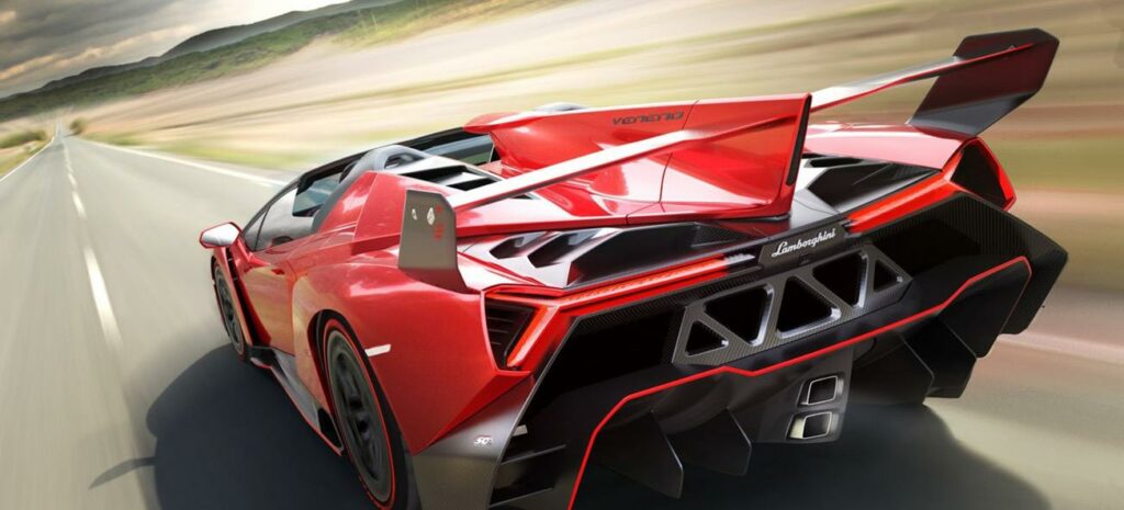 En röd sportbil kör nerför en väg. (AI text)