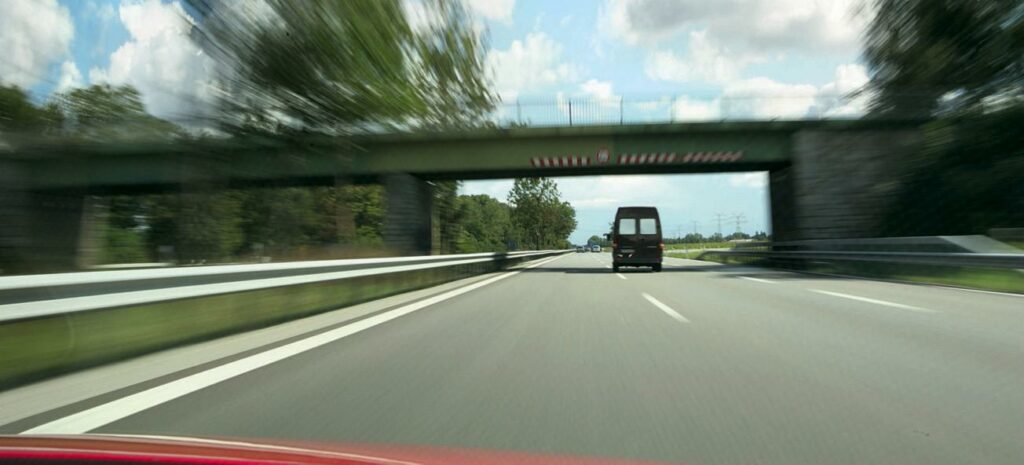 En bil kör nedför en highway. (AI text)