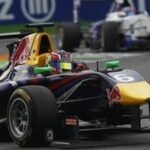 Red Bull-racingbil tävlar på en bana. (AI text)