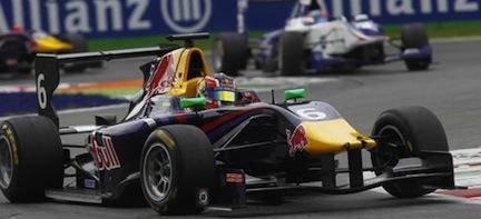 Red Bull-racingbil tävlar på en bana. (AI text)