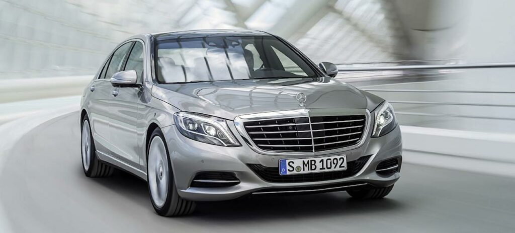 En Mercedes-Benz S-class sedan kör på en motorväg. (AI text)