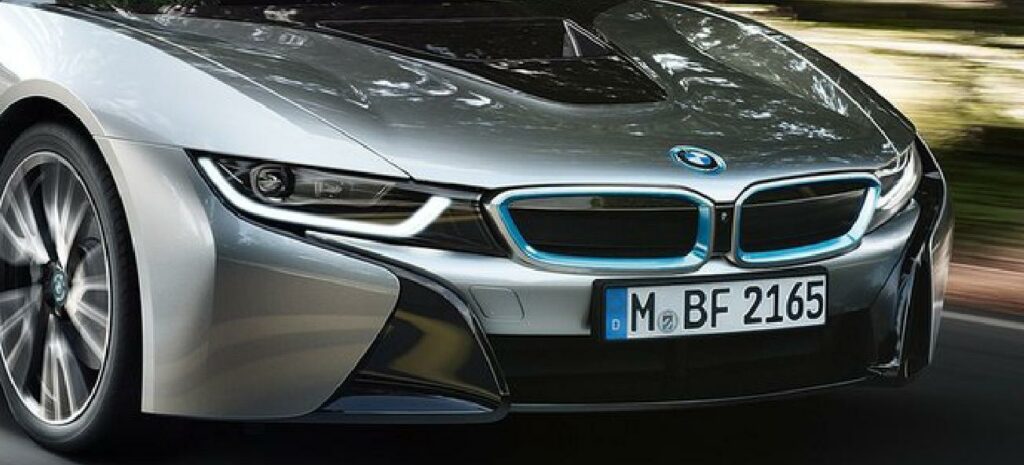 BMW I8-konceptbilen kör längs en väg. (AI text)