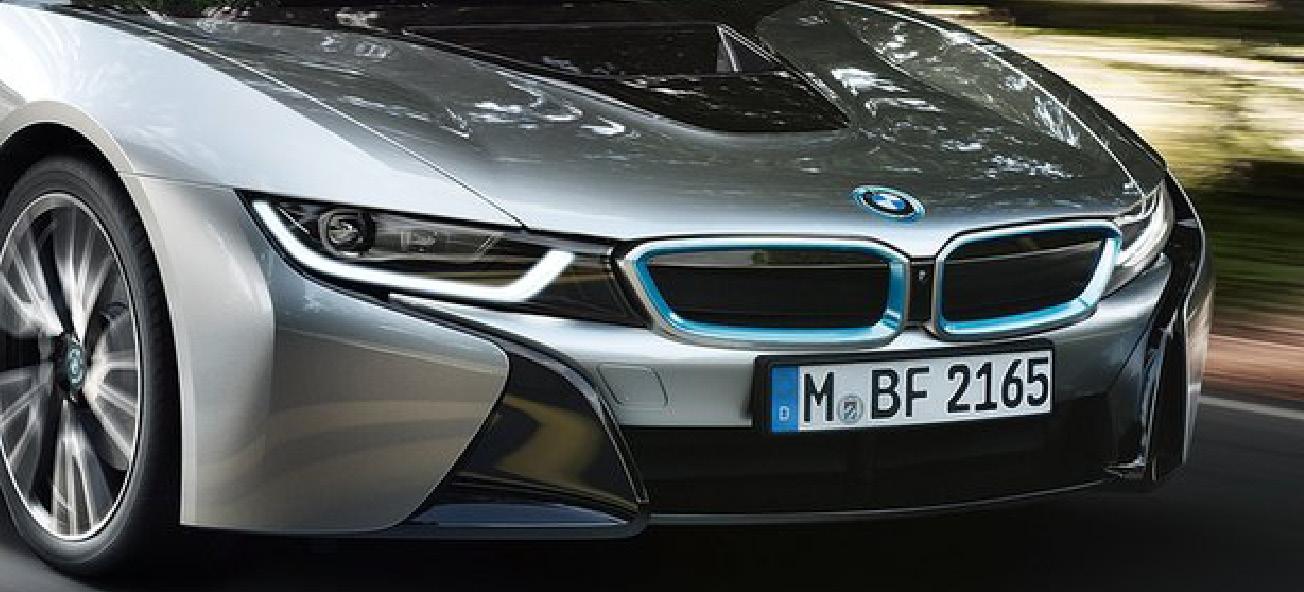 BMW I8-konceptbilen kör längs en väg. (AI text)