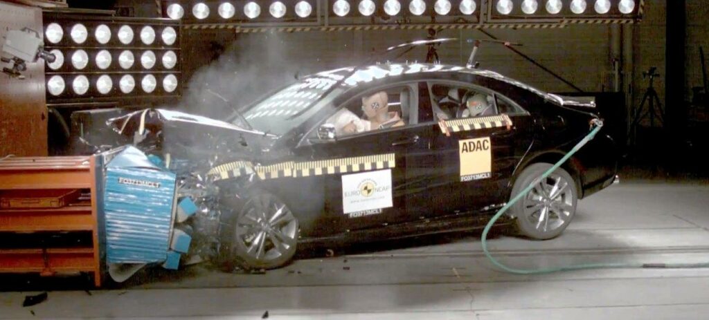 En bil får hjälp att röra på sig och snubblar sedan in i en mur. (AI text)