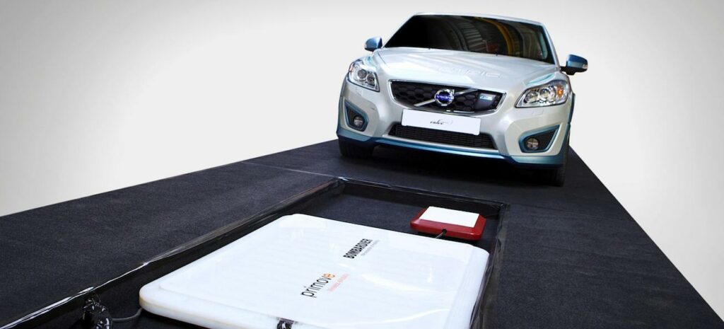 En bil står på en bord med en dator ovanpå. (AI text)