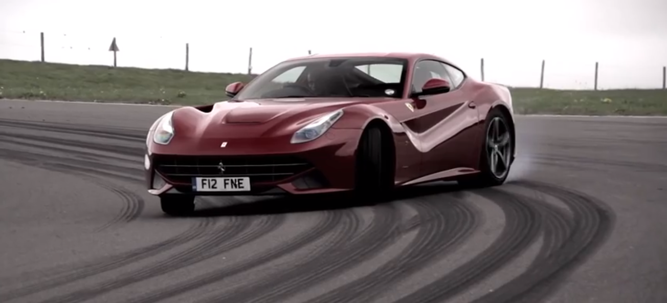 En Ferrari California kör på en racerbana. (AI text)