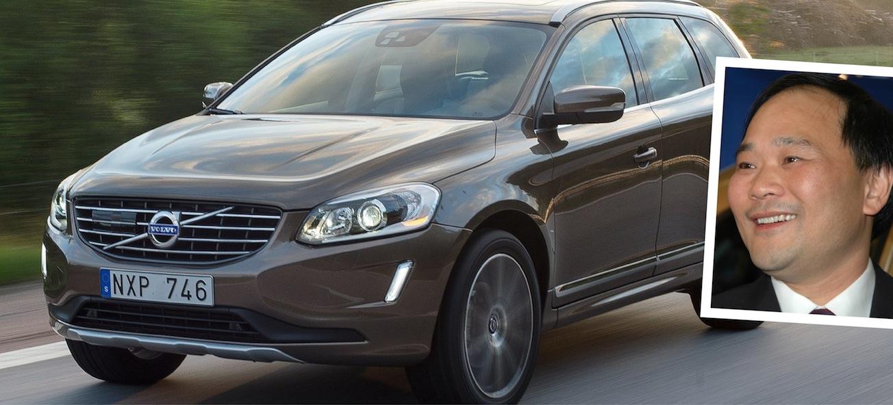 En Volvo XC90-terrängbil med en man i kostym. (AI text)
