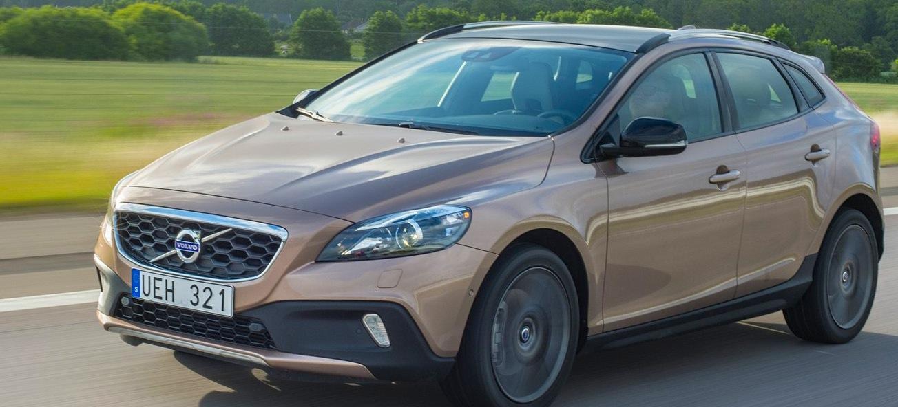 Volvo V40 Cross Country kör längs vägen. (AI text)
