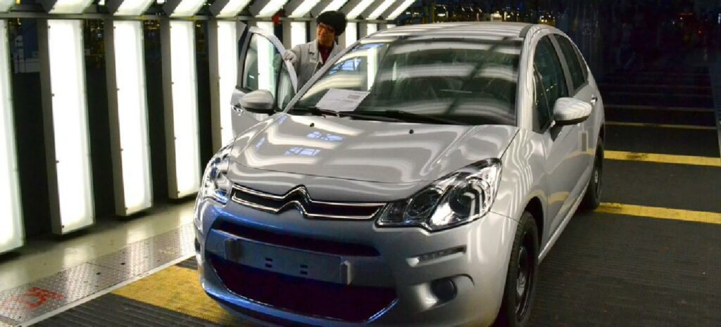 Bil monteras i en fabrik. (AI text)